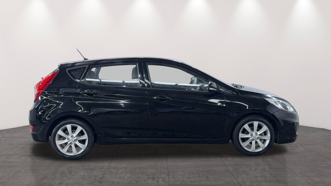 2018 Hyundai Accent Sport, Automatic, 121604 km, Right Side View