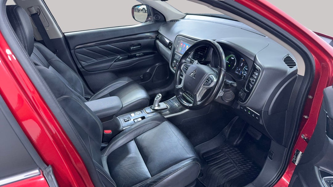 2017 Mitsubishi Outlander Exceed Phev, Automatic, 149436 km, Right Side Front Door Cabin View