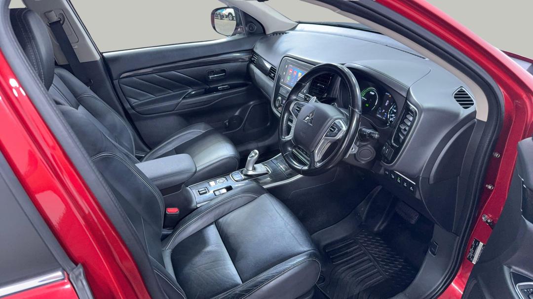 2017 Mitsubishi Outlander Exceed Phev, Automatic, 149956 km, Right Side Front Door Cabin View