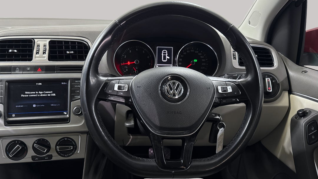 2016 Volkswagen Polo 81 Tsi Comfortline, Automatic, 68611 km, Steering Wheel Close-up