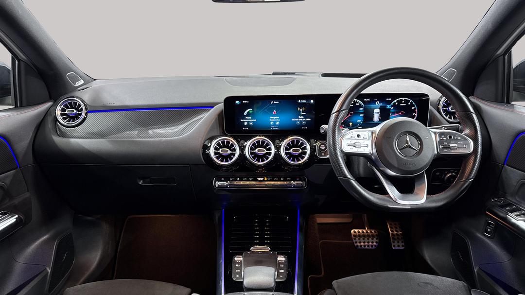 2020 Mercedes-benz GLA 200, Automatic, 72379 km, Dashboard View