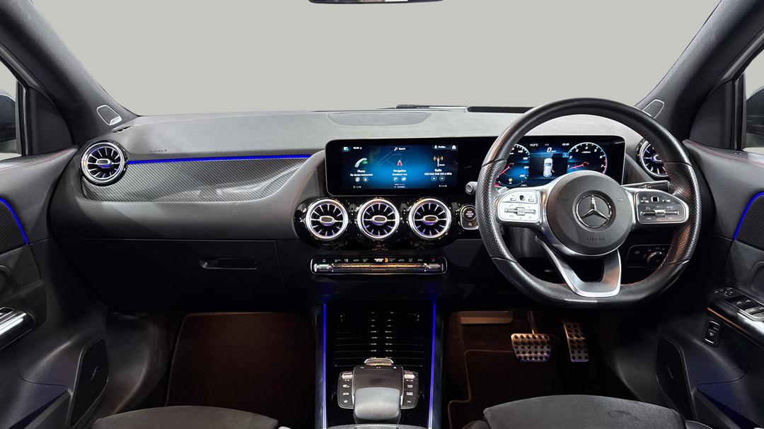2020 Mercedes-benz GLA 200, Automatic, 72379 km, Dashboard View