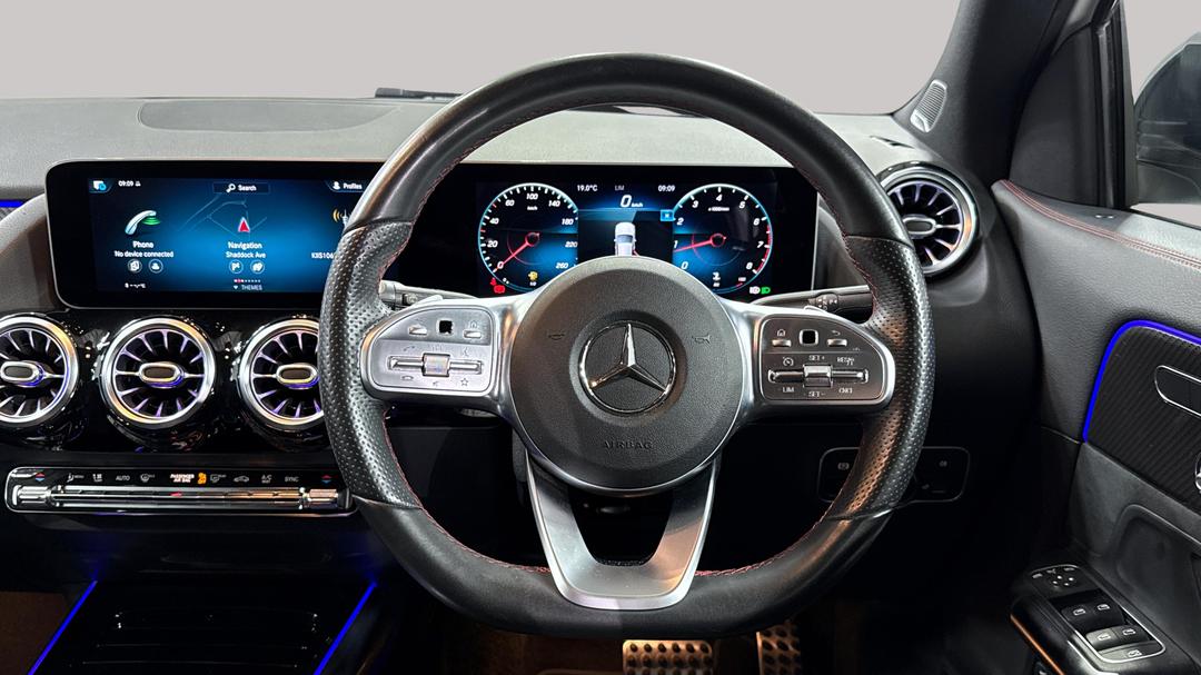 2020 Mercedes-benz GLA 200, Automatic, 72379 km, Steering Wheel Close-up