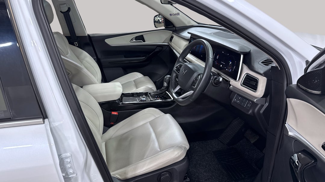 2024 Mahindra Xuv700 Ax7l, Automatic, 8513 km, Right Side Front Door Cabin View