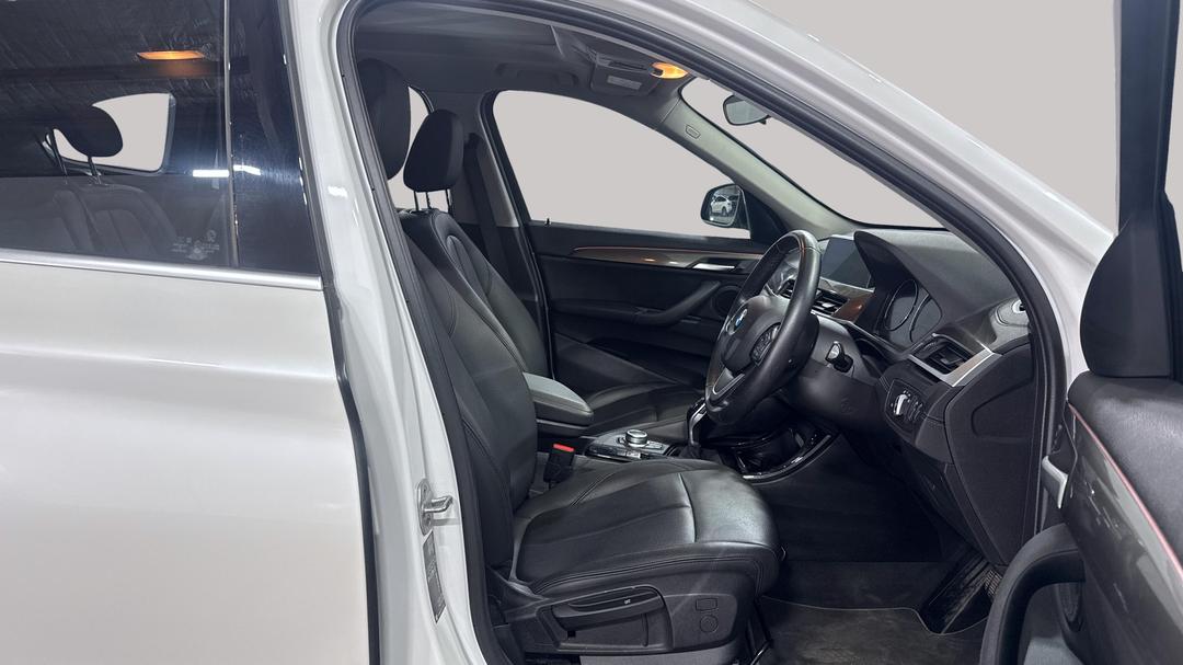2021 BMW X1 sDrive 18i, Automatic, 28239 km, Right Side Front Door Cabin View