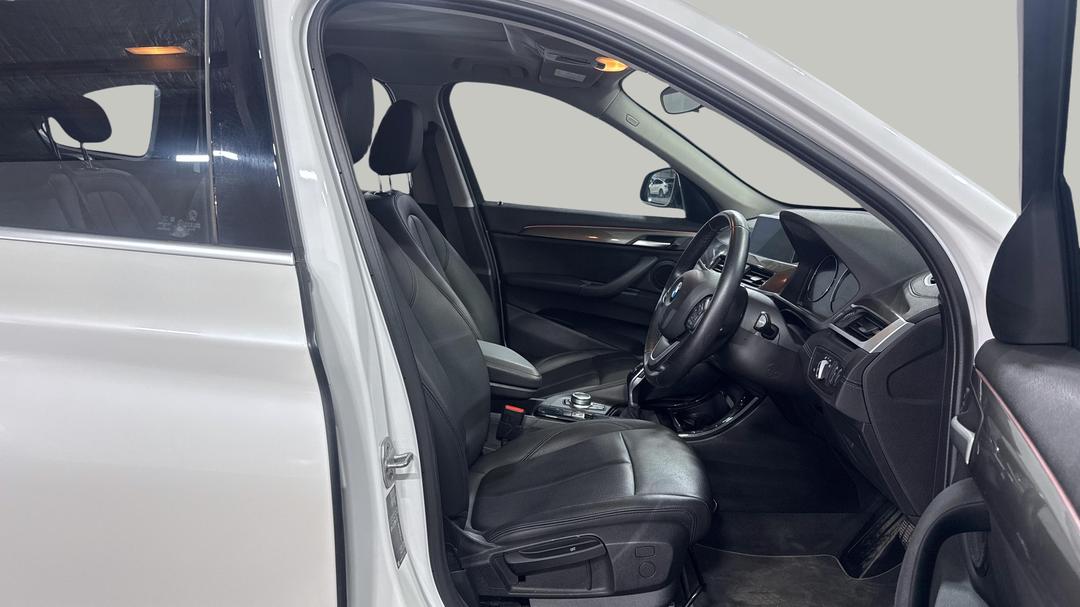 2021 BMW X1 sDrive 18i, Automatic, 28239 km, Right Side Front Door Cabin View