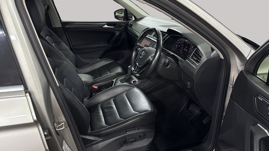 2018 Volkswagen Tiguan 162 Tsi Highline, Automatic, 81232 km, Right Side Front Door Cabin View
