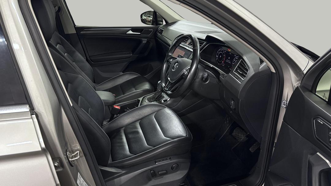 2018 Volkswagen Tiguan 162 Tsi Highline, Automatic, 81232 km, Right Side Front Door Cabin View