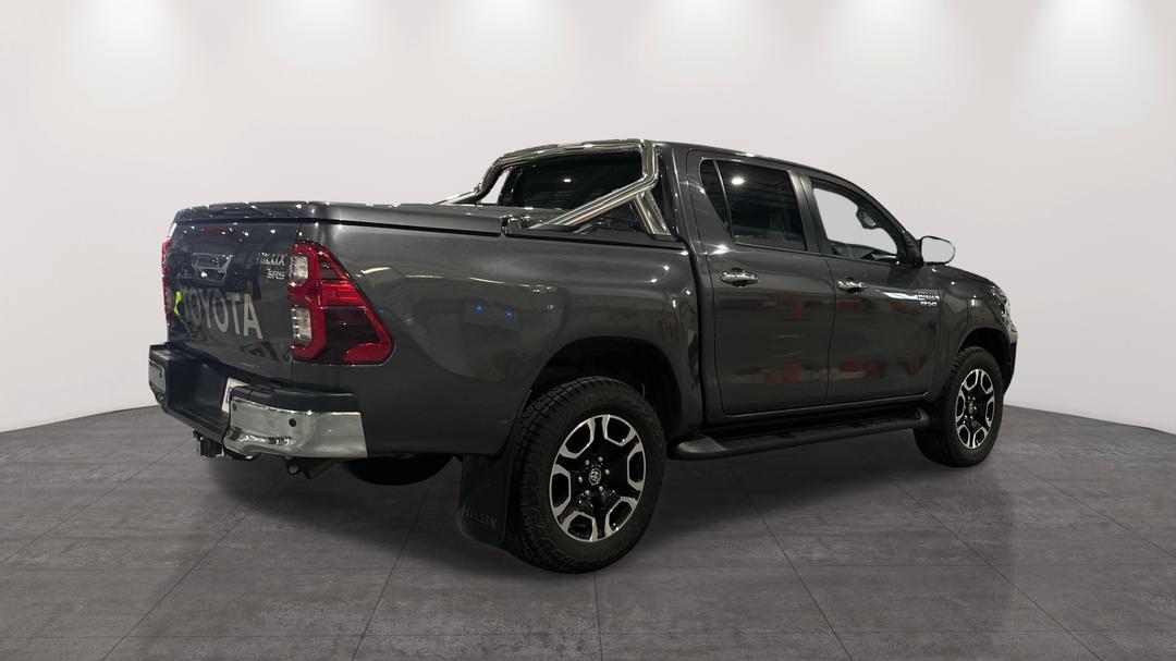 2021 Toyota Hilux Sr5 (4x4), Automatic, 56369 km, Right Back Diagonal (45- Degree) View