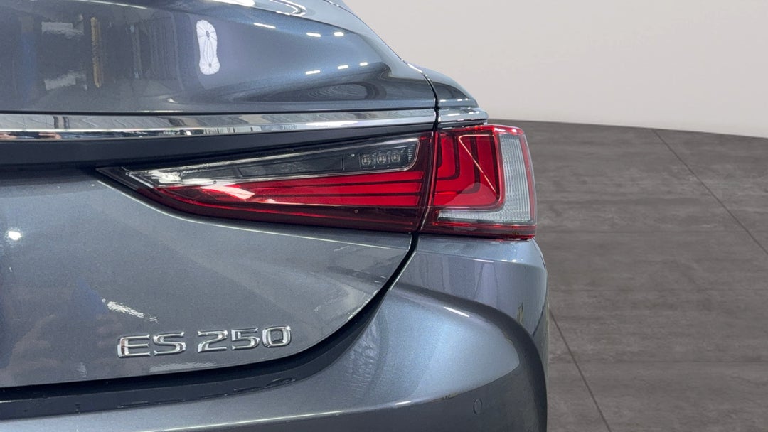 2023 Lexus Es250 Luxury, Automatic, 22652 km, Badge (Boot Right Side)
