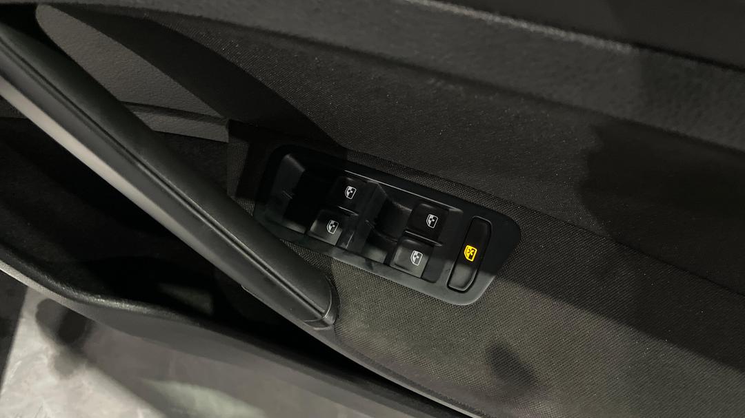 2018 Volkswagen Golf 110 Tsi Trendline, Automatic, 70000 km, Drivers Side Door Panel Controls