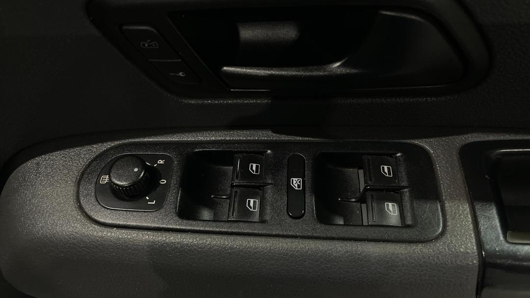 2016 Volkswagen Amarok Tdi340 (4x2), Manual, 126952 km, Drivers Side Door Panel Controls