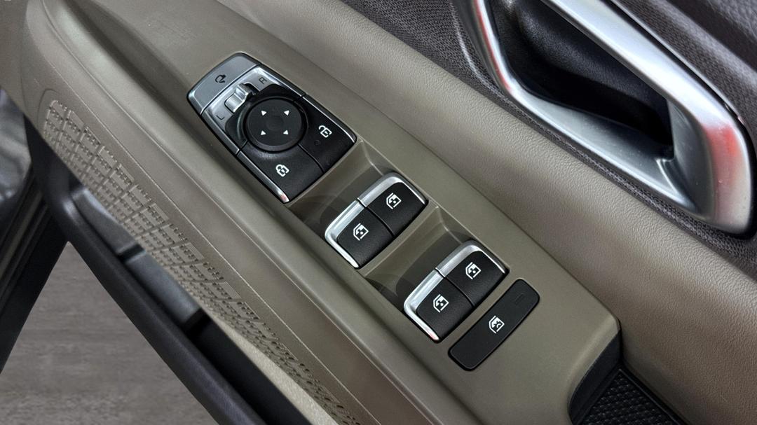 2025 Kia Carnival Sport+, Automatic, 3216 km, Drivers Side Door Panel Controls