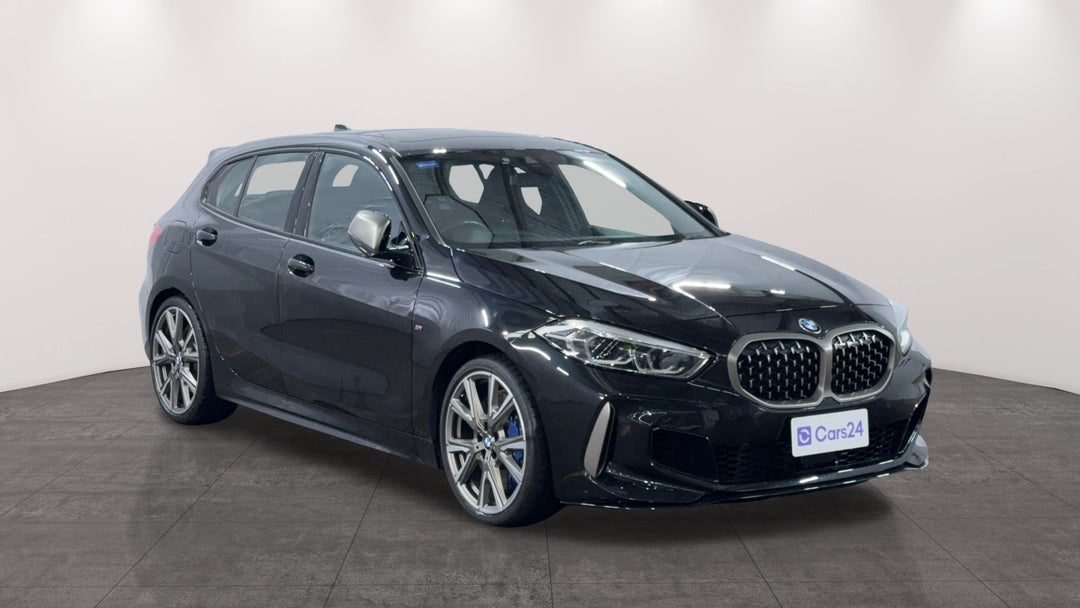 2022 BMW 1 M135i Xdrive, Automatic, 30263 km, Right Front Diagonal (45- Degree) View