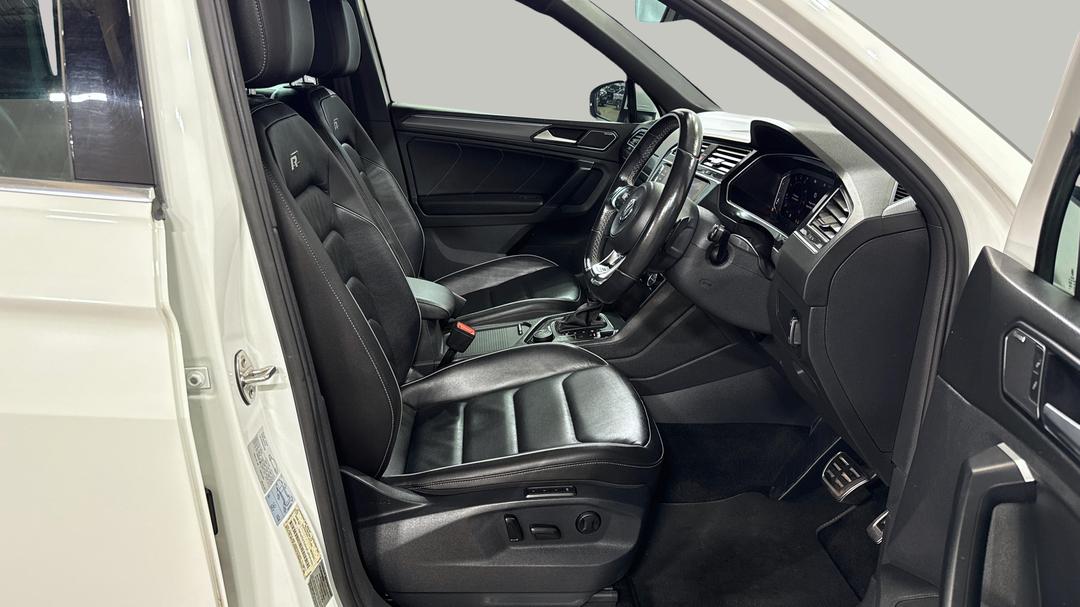 2020 Volkswagen Tiguan 162 Tsi Highline, Automatic, 53180 km, Right Side Front Door Cabin View