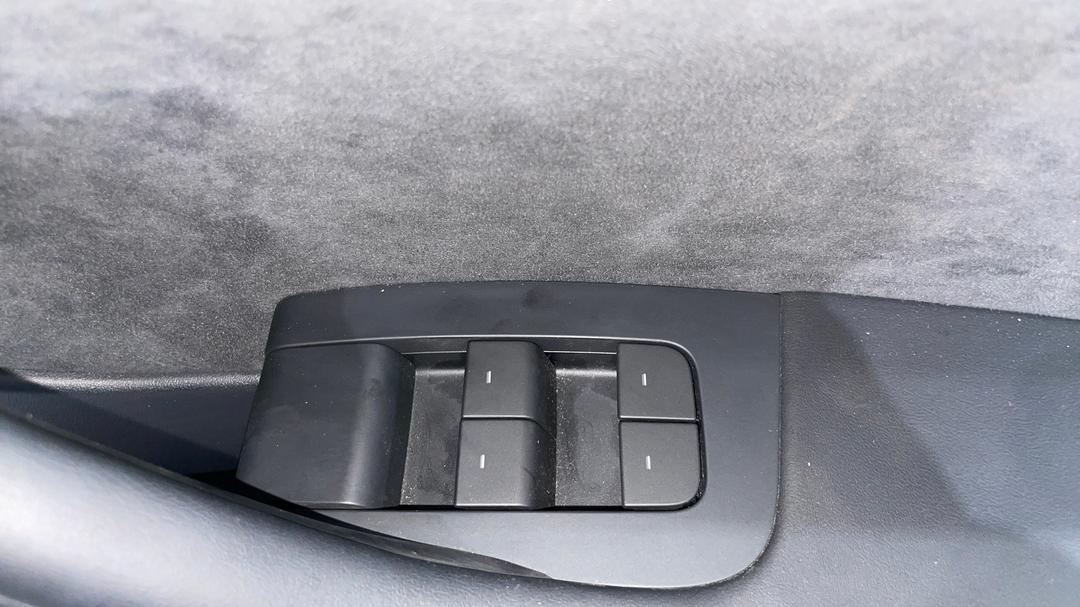 2023 Tesla Model Y Performance, Automatic, 32376 km, Drivers Side Door Panel Controls