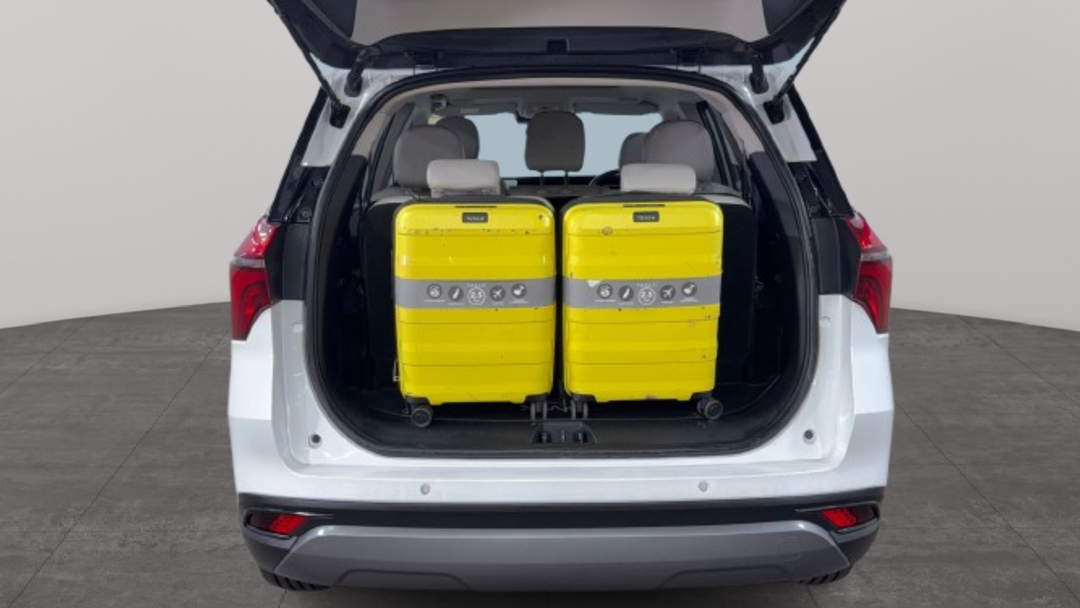 2024 Mahindra Xuv700 Ax7l, Automatic, 14683 km, Boot Inside View with Luggage