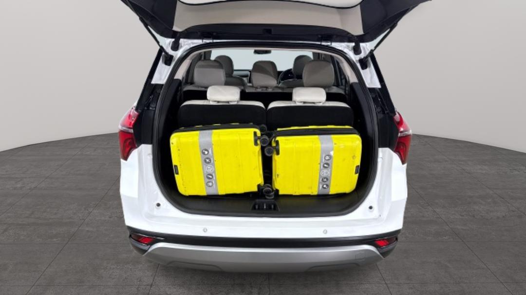 2023 Mahindra Xuv700 Ax7l, Automatic, 60220 km, Boot Inside View with Luggage