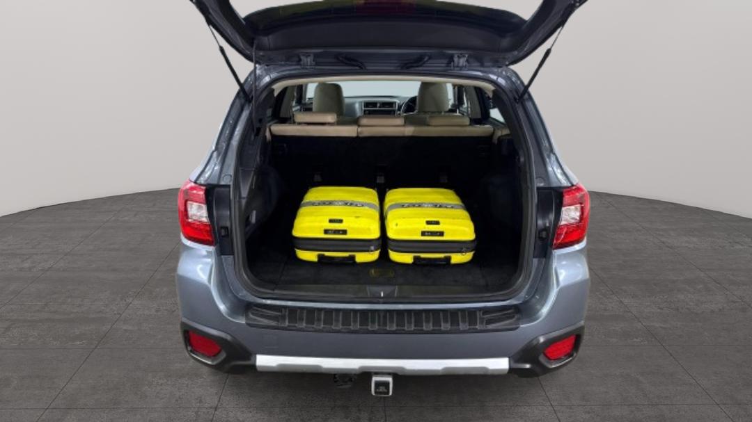 2018 Subaru Outback 2.5i Premium AWD, Automatic, 117105 km, Boot Inside View with Luggage