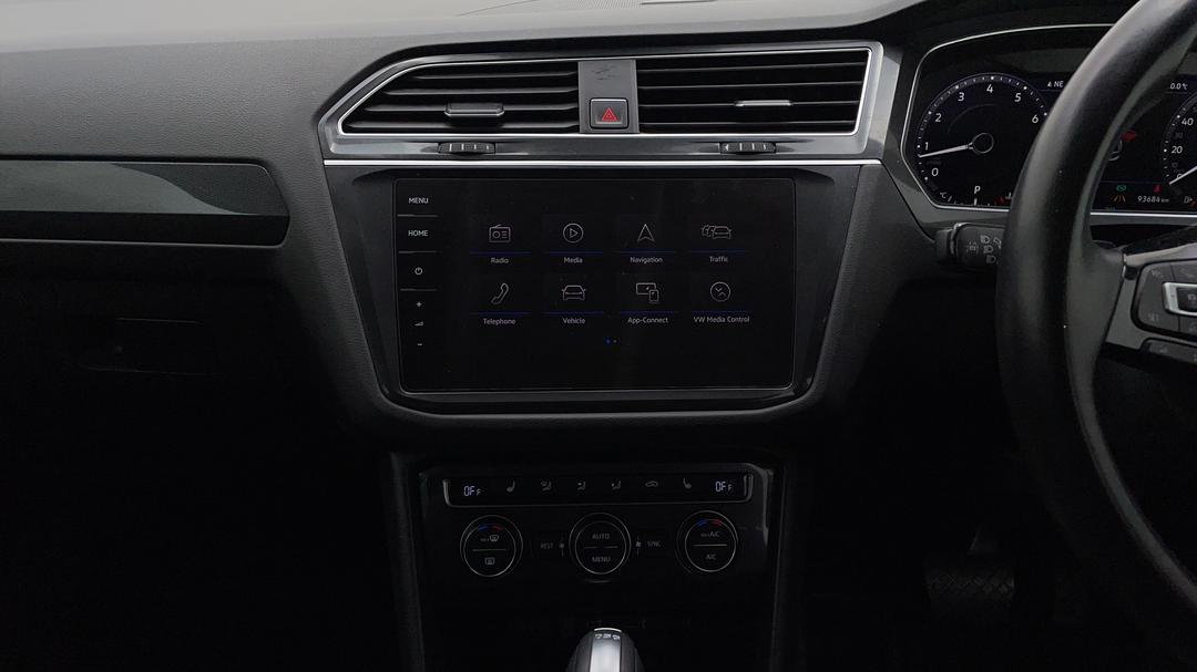 2017 Volkswagen Tiguan 162 Tsi Highline, Automatic, 93684 km, Center Console