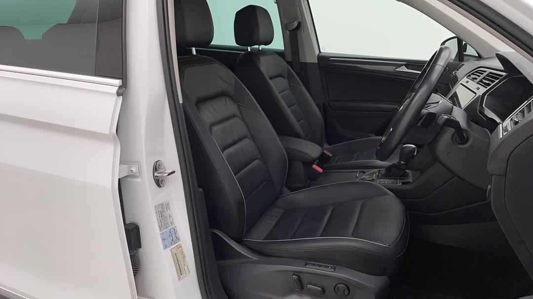 2017 Volkswagen Tiguan 162 Tsi Highline, Automatic, 93684 km, Right Side Front Door Cabin View