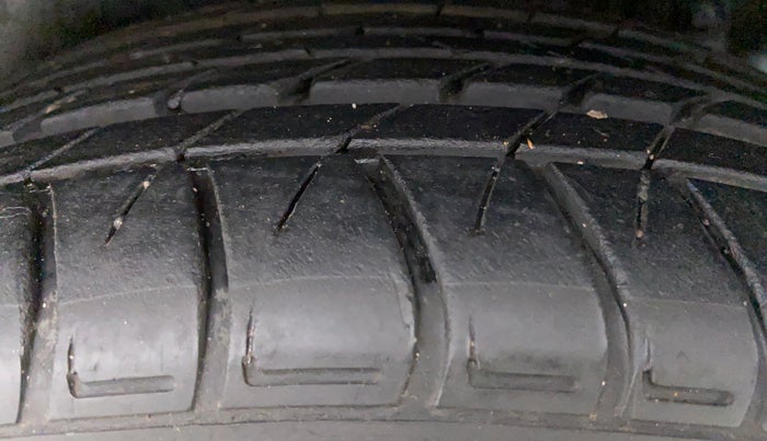 2014 Maruti Swift ZDI, Diesel, Manual, 1,43,871 km, Left Rear Tyre Tread