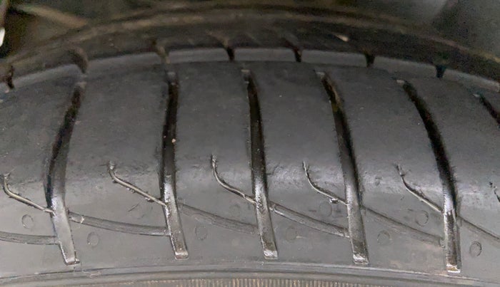 2014 Maruti Swift ZDI, Diesel, Manual, 1,43,871 km, Right Rear Tyre Tread