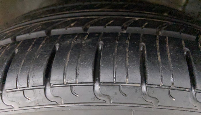 2014 Maruti Swift ZDI, Diesel, Manual, 1,43,871 km, Right Front Tyre Tread