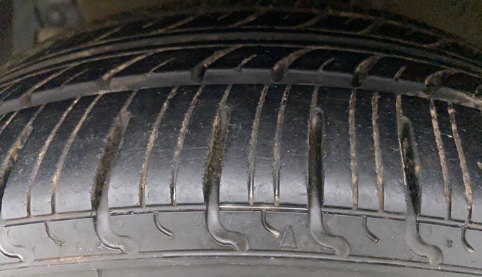 2014 Maruti Swift ZDI, Diesel, Manual, 1,43,871 km, Left Front Tyre Tread