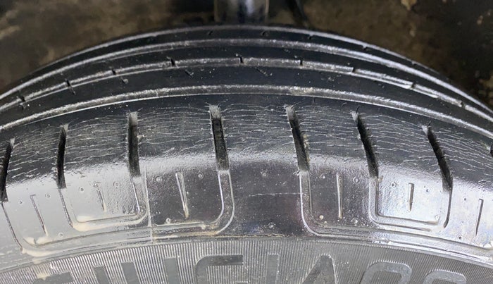 2013 Maruti Ritz VXI, Petrol, Manual, 61,753 km, Left Front Tyre Tread