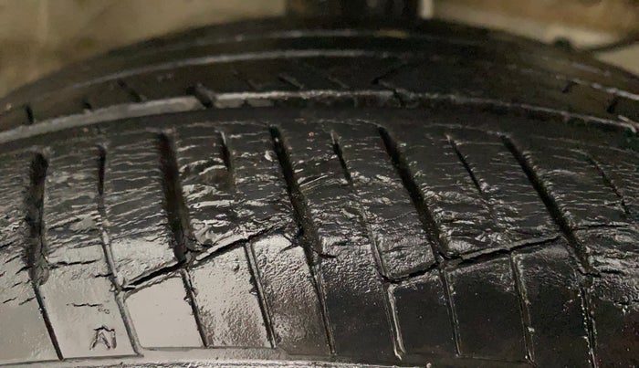 2015 Maruti Swift ZDI, Diesel, Manual, 90,845 km, Right Front Tyre Tread