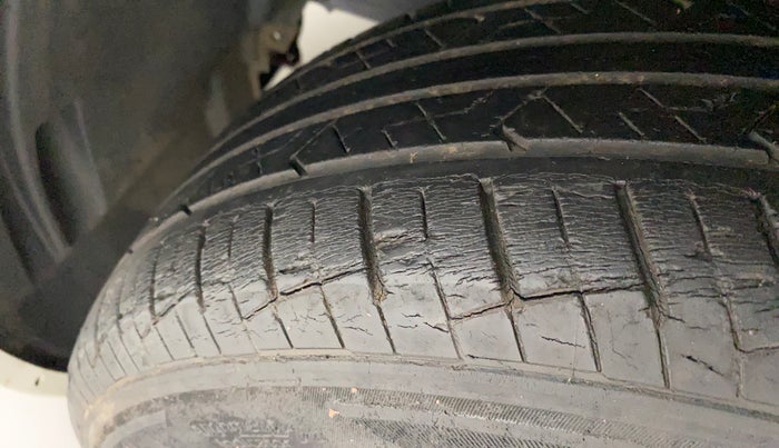 2015 Maruti Swift ZDI, Diesel, Manual, 90,845 km, Left front tyre - Minor crack