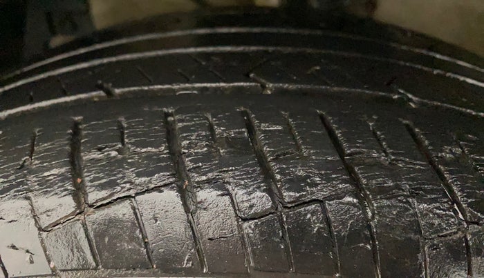 2015 Maruti Swift ZDI, Diesel, Manual, 90,845 km, Left Front Tyre Tread