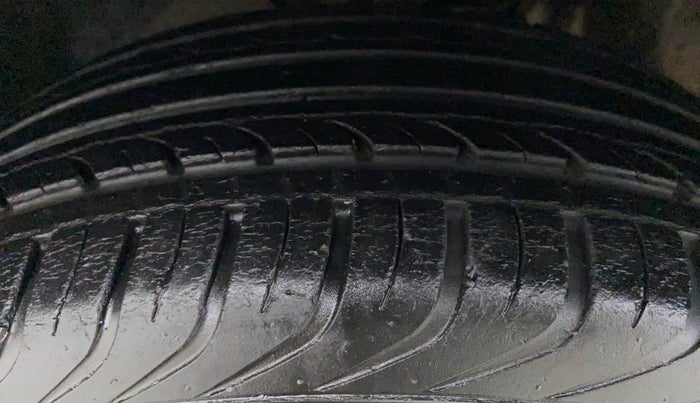 2017 Skoda Rapid AMBITION 1.6 MPFI MT, Petrol, Manual, 22,548 km, Left Front Tyre Tread