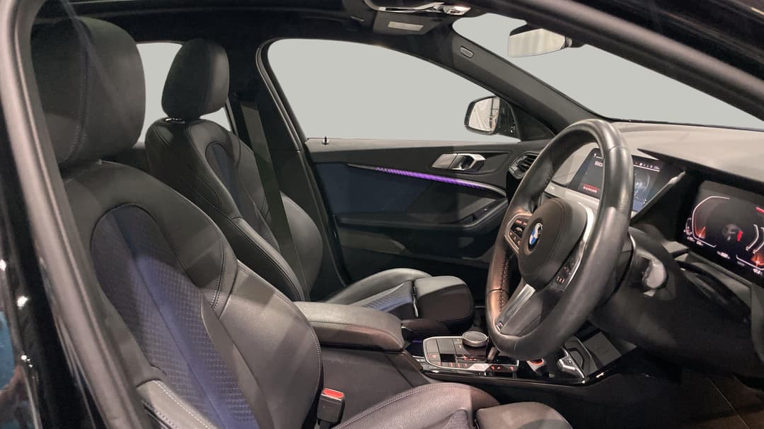 2020 BMW 1 18i M Sport, Automatic, 32297 km, Right Side Front Door Cabin View