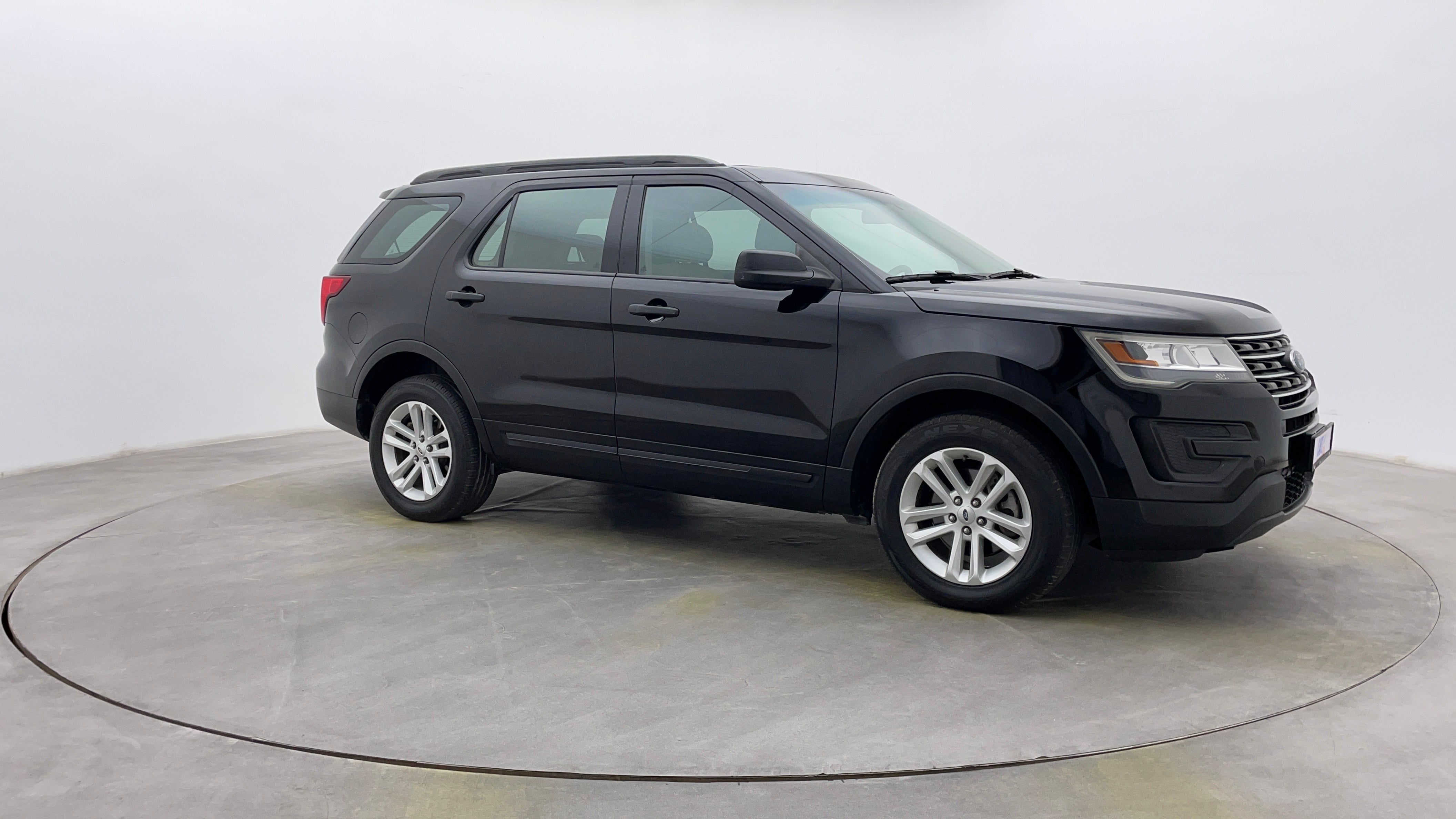Ford Explorer-Right Front Diagonal (45- Degree) View