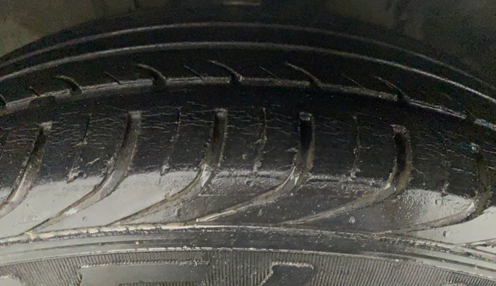 2012 Volkswagen Vento TRENDLINE 1.6, Petrol, Manual, 48,402 km, Left Rear Tyre Tread