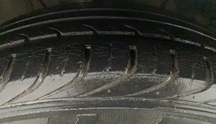 2012 Volkswagen Vento TRENDLINE 1.6, Petrol, Manual, 48,402 km, Right Front Tyre Tread
