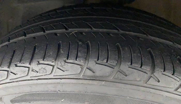 2018 Mahindra KUV 100 NXT K6+ P 6 STR, Petrol, Manual, 27,973 km, Left Front Tyre Tread