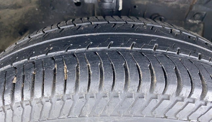 2015 Maruti Swift LDI O, Diesel, Manual, 46,593 km, Right Front Tyre Tread