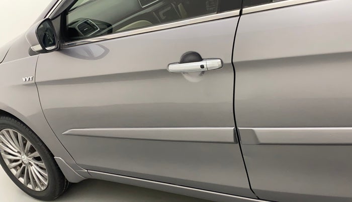 2017 Maruti Ciaz ZXI+, Petrol, Manual, 72,070 km, Front passenger door - Paint has faded