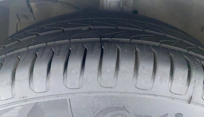 2015 Maruti Ertiga ZXI, Petrol, Manual, 98,520 km, Left Front Tyre Tread