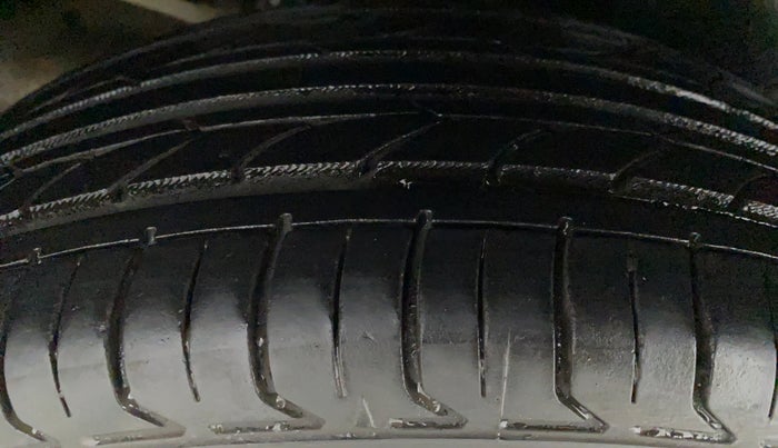2016 Maruti Ciaz  ZDI SHVS, Diesel, Manual, 64,065 km, Left Rear Tyre Tread