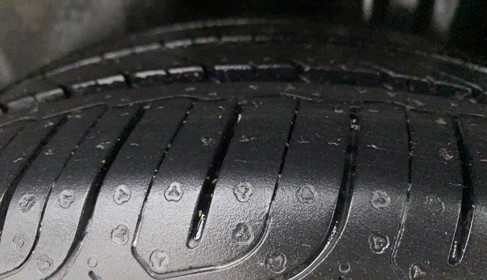 2016 Volkswagen Vento HIGHLINE PETROL AT, Petrol, Automatic, 81,057 km, Left Rear Tyre Tread