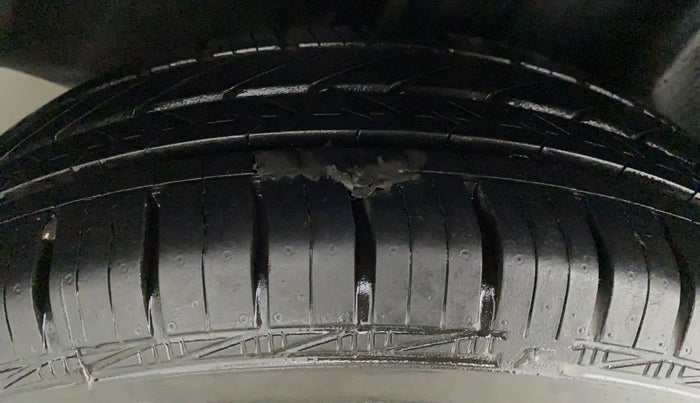 2011 Volkswagen Vento TRENDLINE 1.6, Petrol, Manual, 41,020 km, Right Rear Tyre Tread