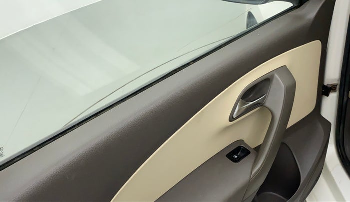 2011 Volkswagen Vento TRENDLINE 1.6, Petrol, Manual, 41,020 km, Left front window switch / handle - Power window makes minor noise
