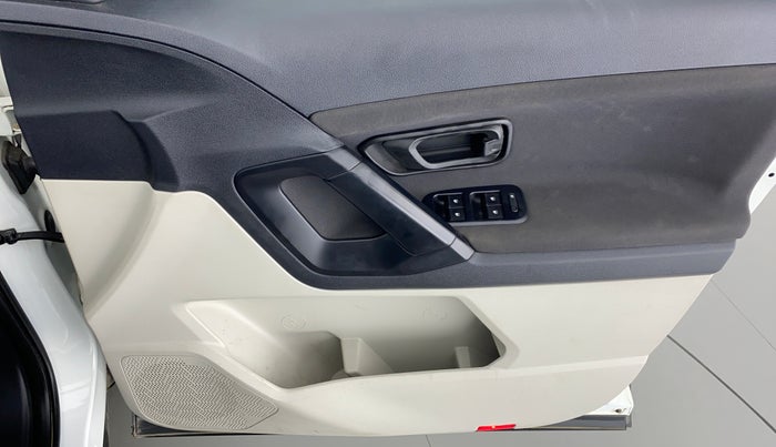 2021 Tata Safari XE 2.0 KRYOTEC, Diesel, Manual, 18,390 km, Driver Side Door Panels Control