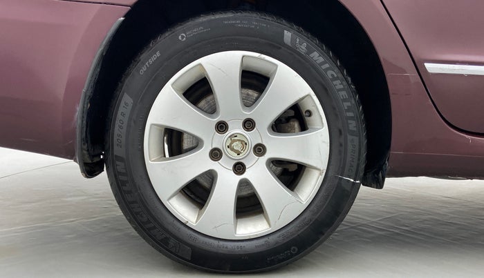 2012 Skoda Superb ELEGANCE 1.8 TSI AT, Petrol, Automatic, 49,890 km, Right Rear Wheel