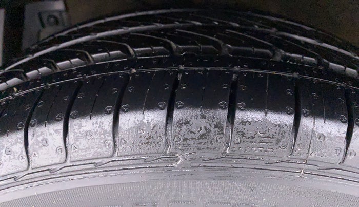 2017 Maruti Ciaz SIGMA 1.4 VVT, Petrol, Manual, 75,398 km, Left Front Tyre Tread