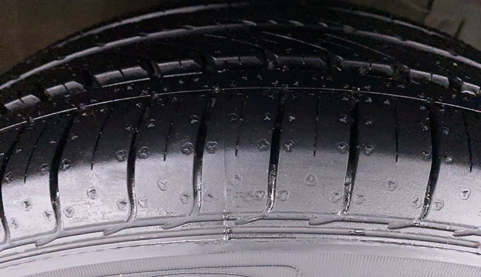 2017 Maruti Ciaz SIGMA 1.4 VVT, Petrol, Manual, 75,398 km, Right Front Tyre Tread